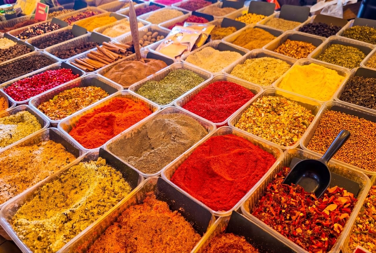 Ассортимент пряностей и смесей на прилавке